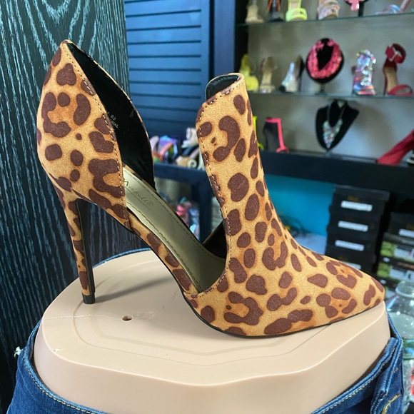 Anne Michelle Shoes - NEW leapard print, thin heel, tan inside